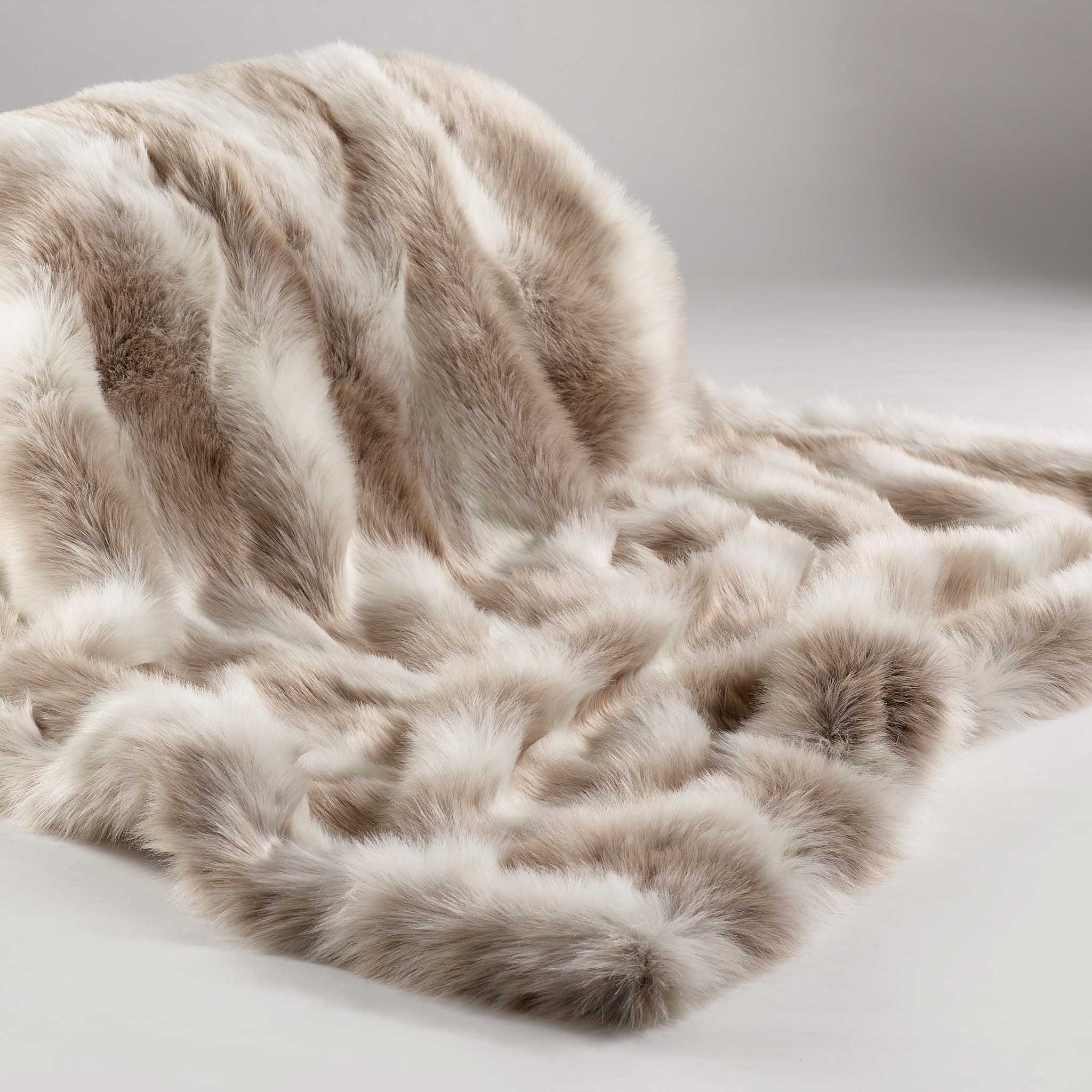 Luxury throw, in super soft faux fur in soft striped brown and cream colour, with matching soft imitation suede to the reverse. This throw has longer more shaggy fur. One of two sizes in this colour range, Large. Dimensions: 1400 x 2400 mm Delivery: 4-6 days